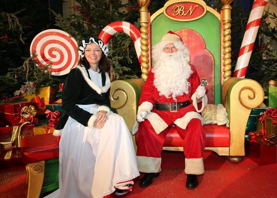 Babbo Natale e la sua assistente Elena pronti a ricevere i bambini (foto Nucci)