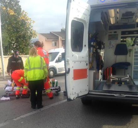 Scooter contro auto: giovane ferita sulla Statale