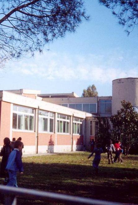 Rubano e mangiano nel laboratorio di cucina della scuola
