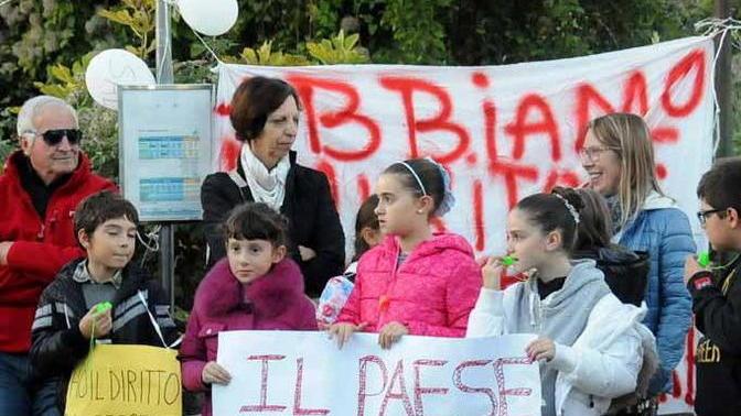 Contro la Costa vanno in piazza anche i bambini