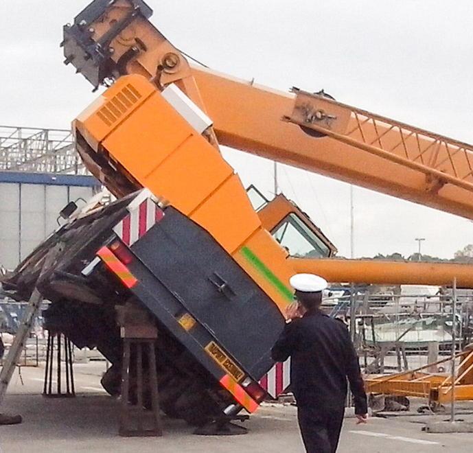 Crolla un’autogru: terrore nel porto 