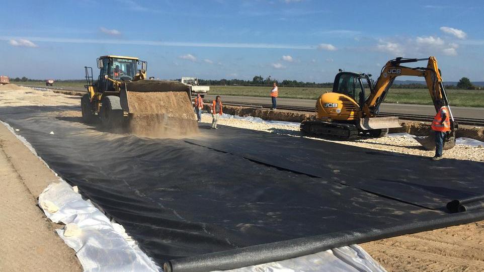 Pista rifatta a nuovo e aerei atterrati: riprende l’attività