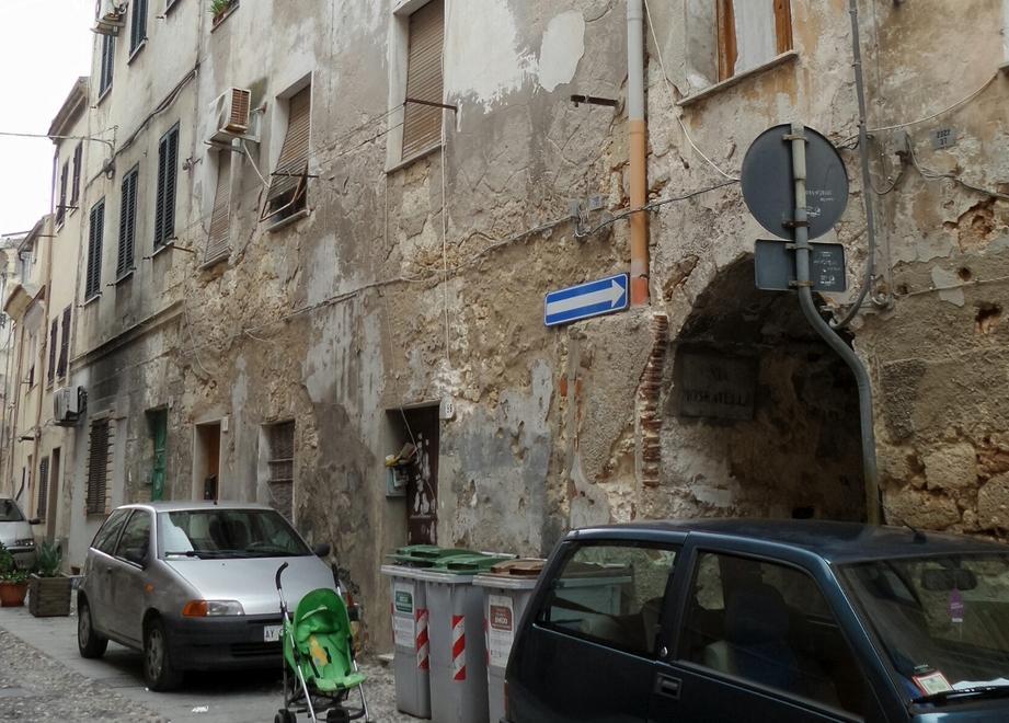 Stalking e lesioni, condannato a due anni 