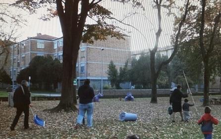 Famiglie coi rastrelli per raccogliere le foglie 