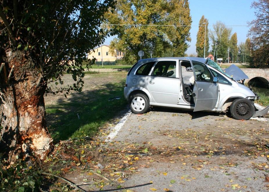 Muore nello schianto mentre rincasa 