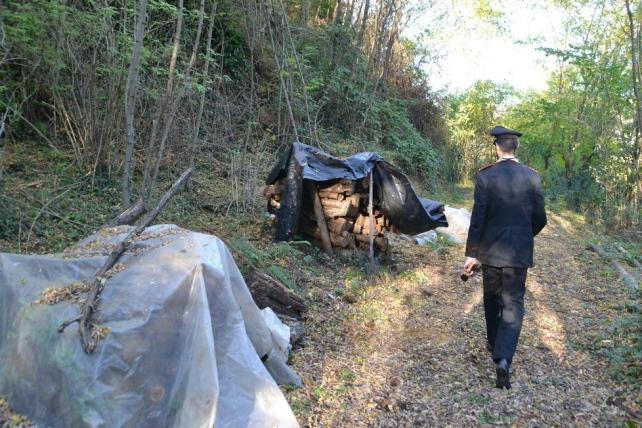 Un carabiniere sul luogo degli spari