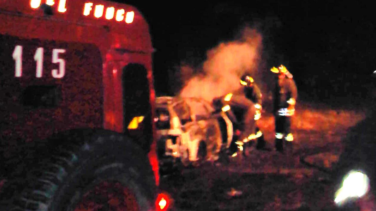 I vigili del fuoco in azione in un incendio (foto d'archivio)