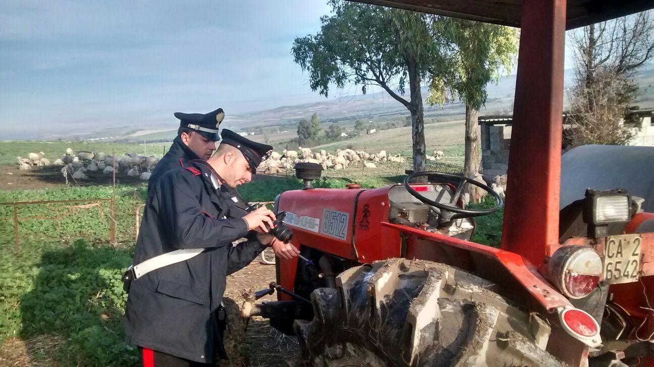 I carabinieri nell'azienda gravemente danneggiata dall'incendio