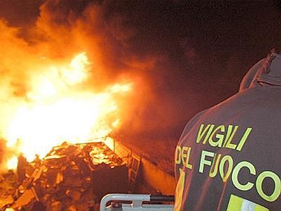 I vigili del fuoco spengono l'incendio di un fienile
