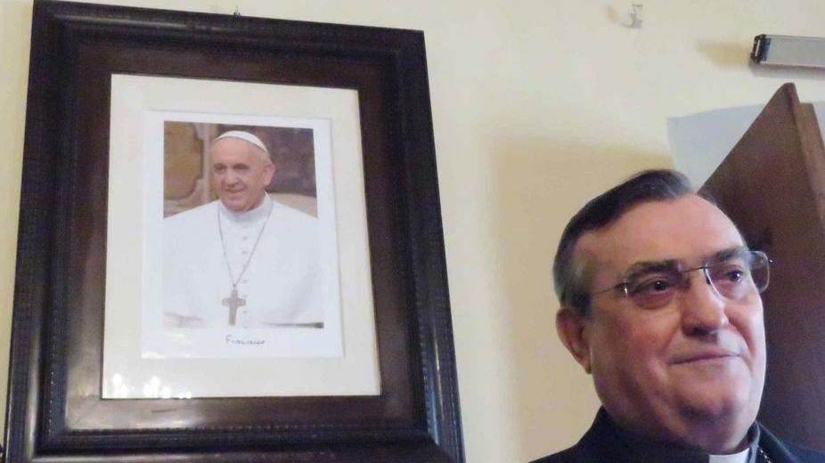 Il vescovo Franco Agostinelli con dietro l'immagine di Papa Francesco