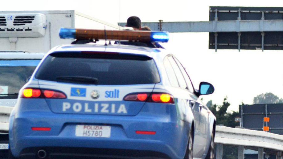 Inseguito dalla polizia imbocca la Variante contromano e ferisce mamma con due bimbi