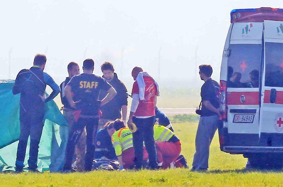 Reggio Emilia, sbaglia l'atterraggio dopo il lancio al Campovolo: gravissimo paracadutista 