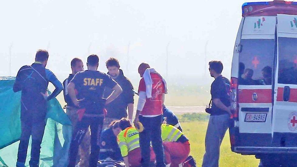Reggio Emilia, sbaglia l'atterraggio dopo il lancio al Campovolo: gravissimo paracadutista