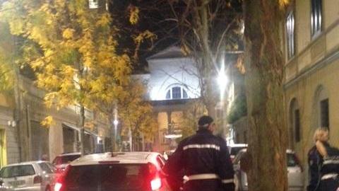 Pattuglia della polizia municipale impegnata in controlli