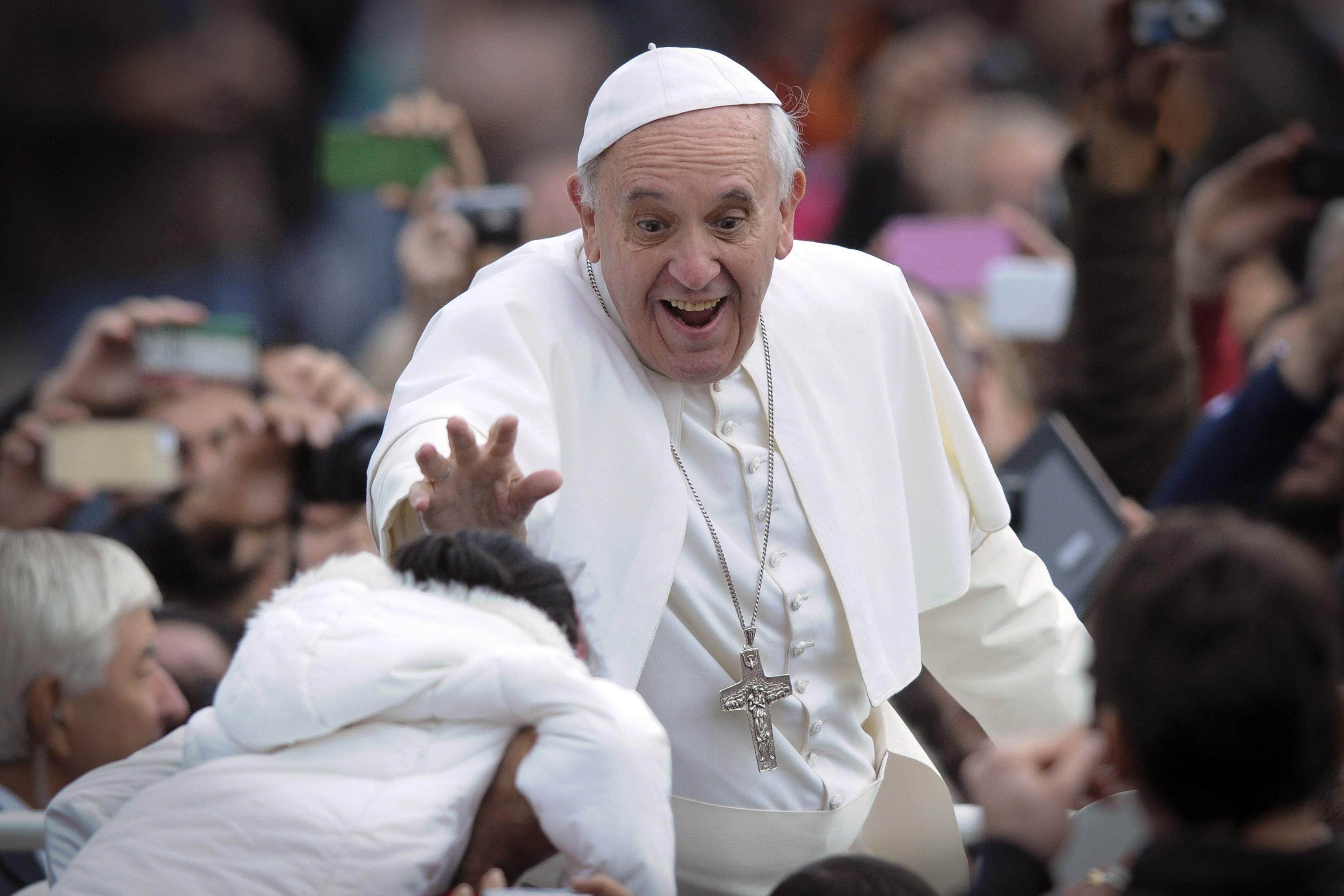 Papa Francesco si sporge dalla papamobile per accarezzare un bambino