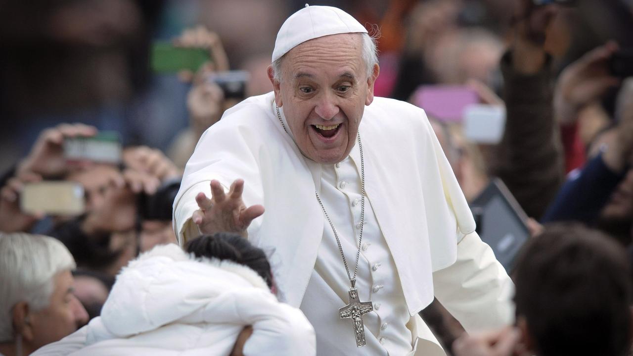 Papa Francesco si sporge dalla papamobile per accarezzare un bambino