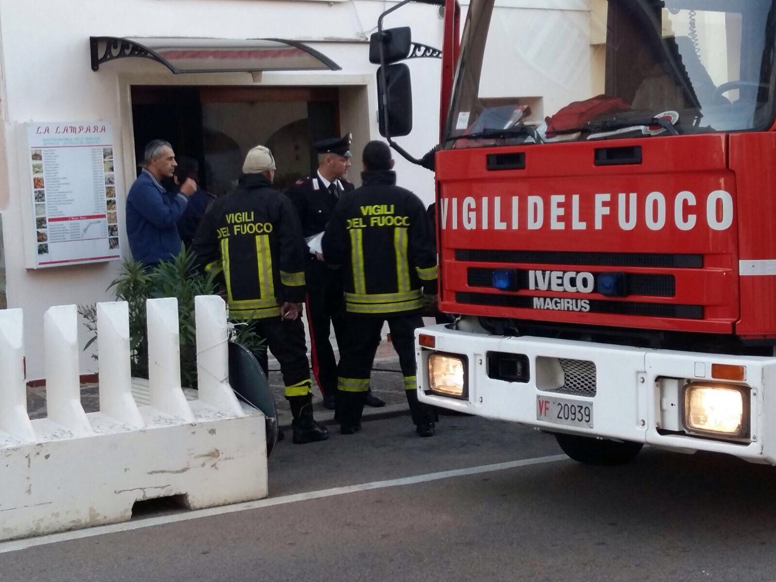 I vigili del fuoco e i carabinieri davanti alla gastronomia "La lampara"