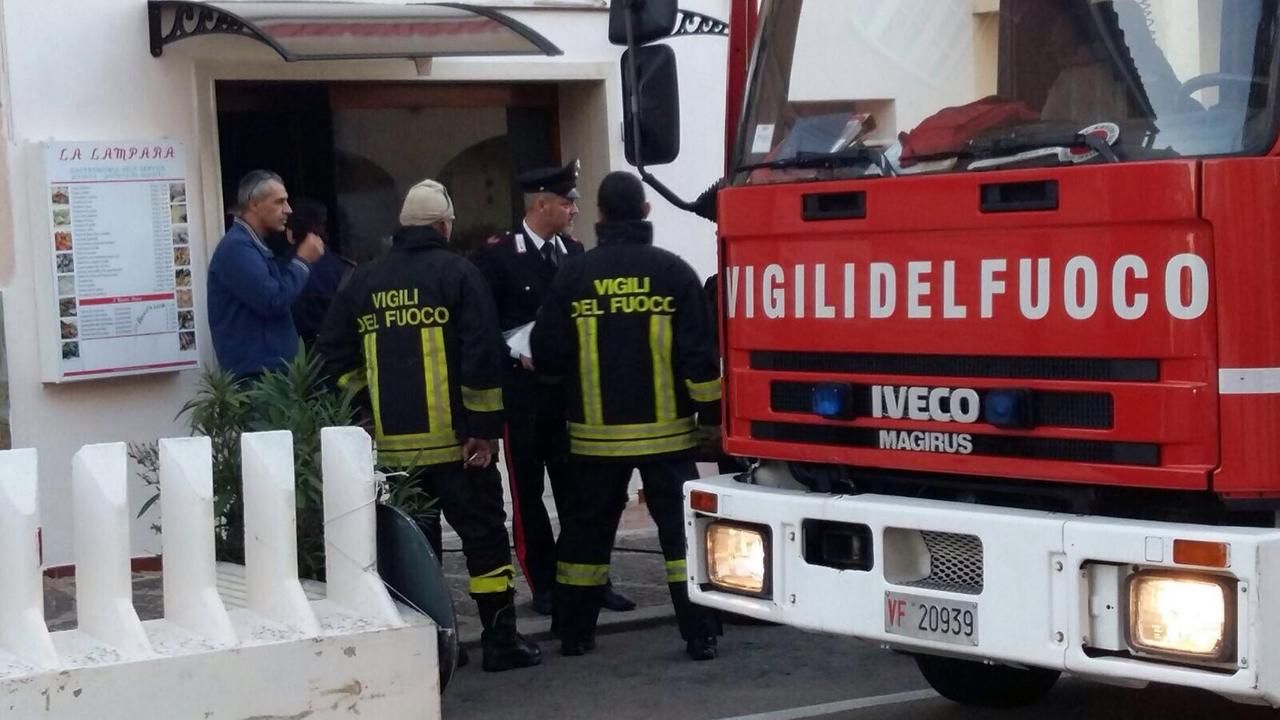 I vigili del fuoco e i carabinieri davanti alla gastronomia "La lampara"