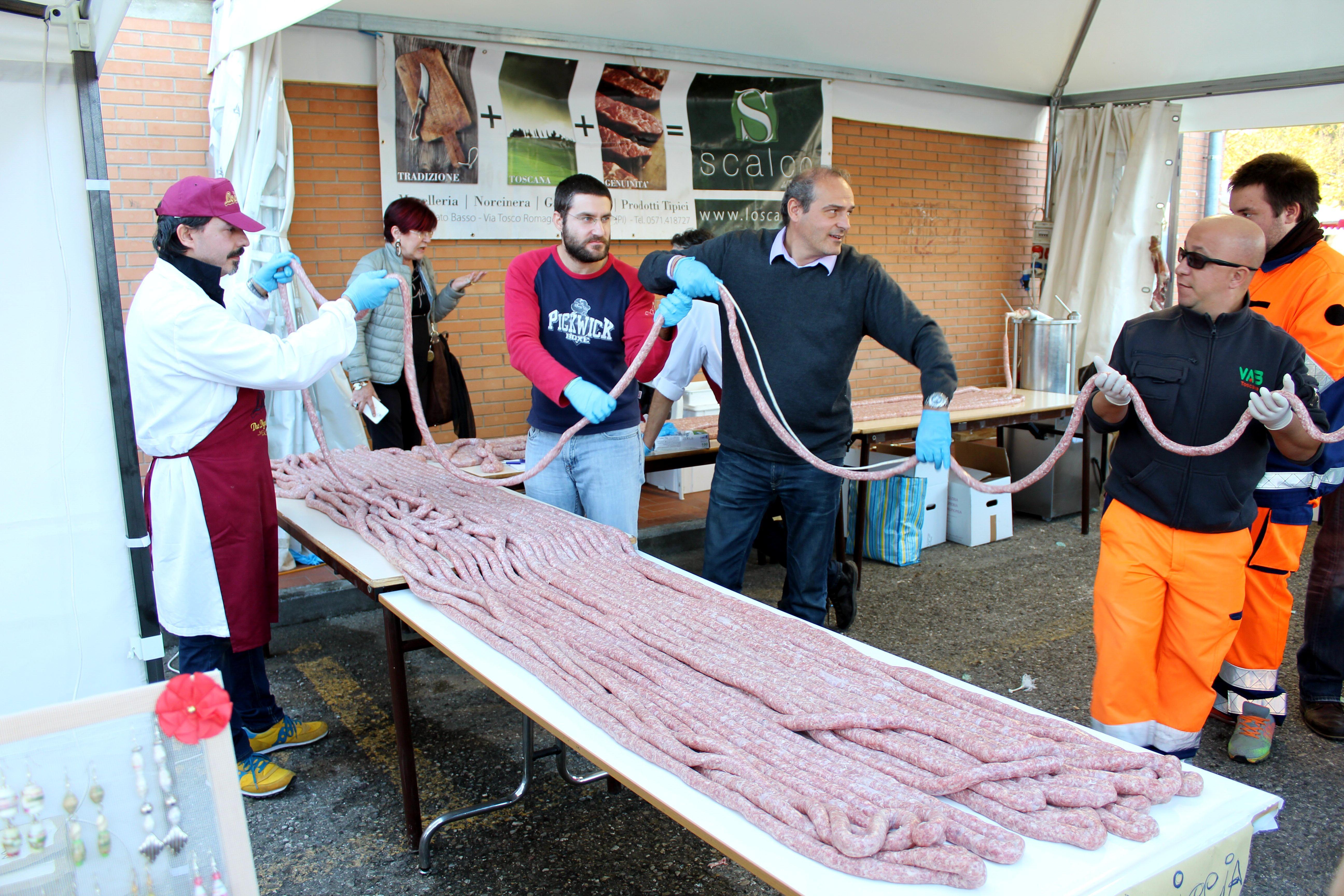 La preparazione della salsiccia dei record a San Miniato Basso