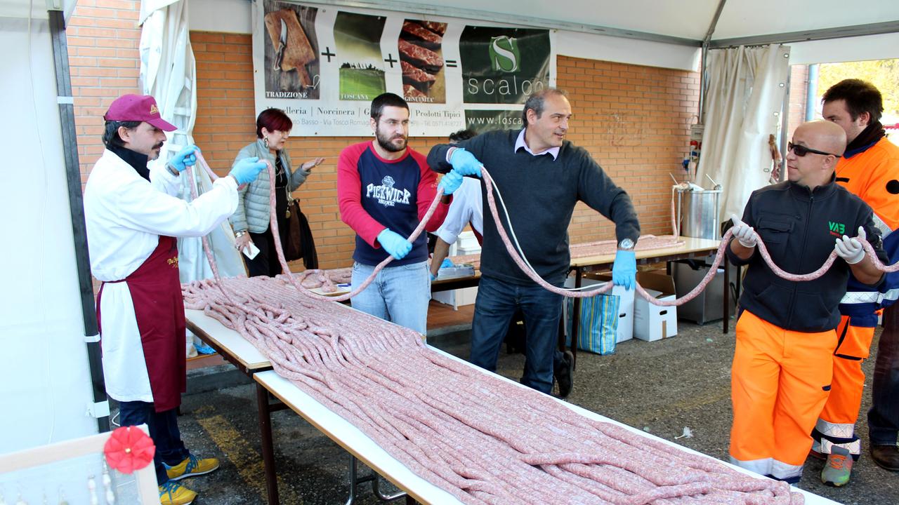 La preparazione della salsiccia dei record a San Miniato Basso
