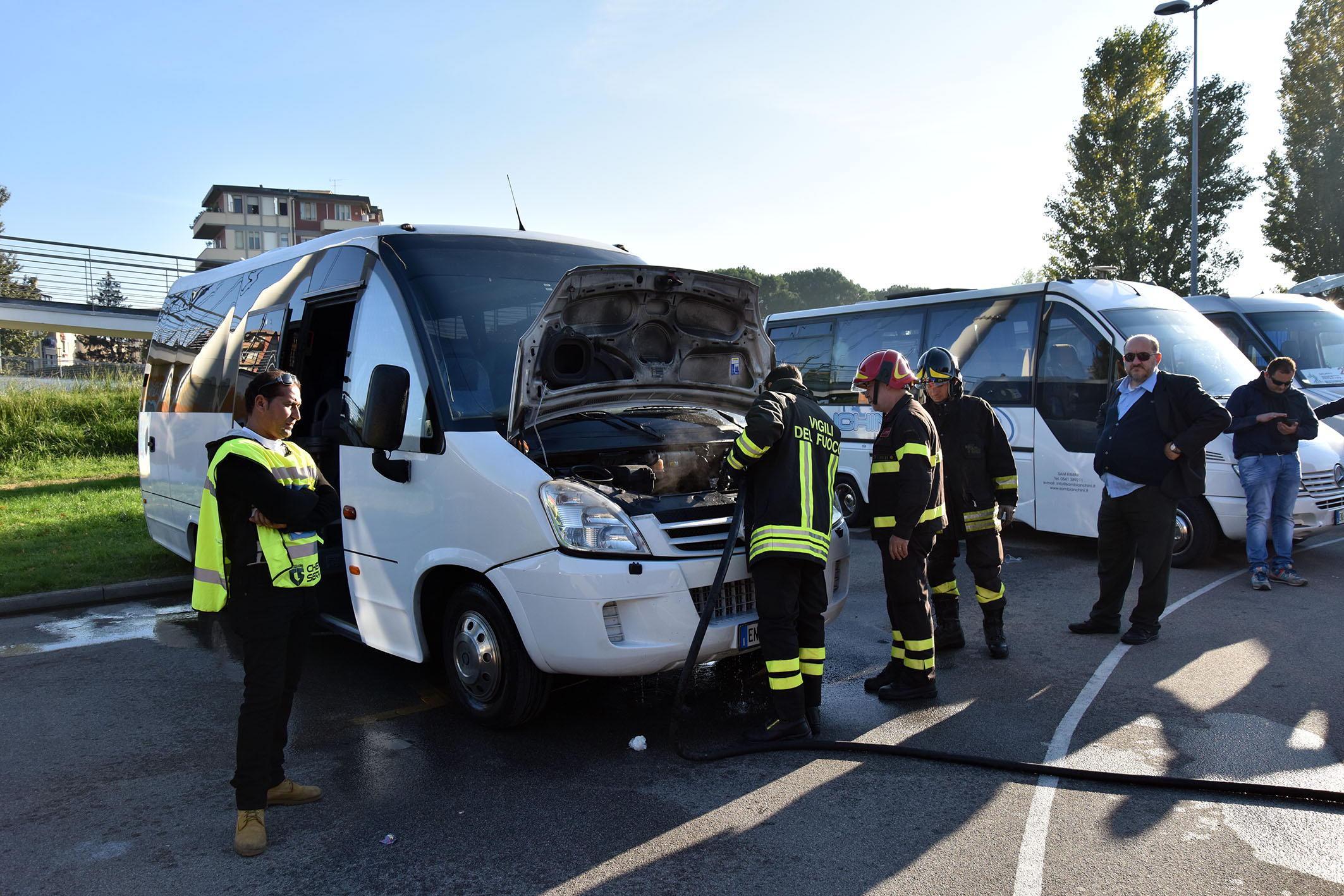 Il pulmino che ha rischiato di andare a fuoco (Foto Agenzia Carlo Sestini)