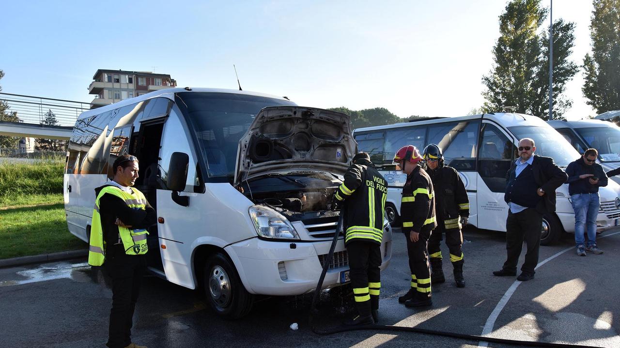 Il pulmino che ha rischiato di andare a fuoco (Foto Agenzia Carlo Sestini)