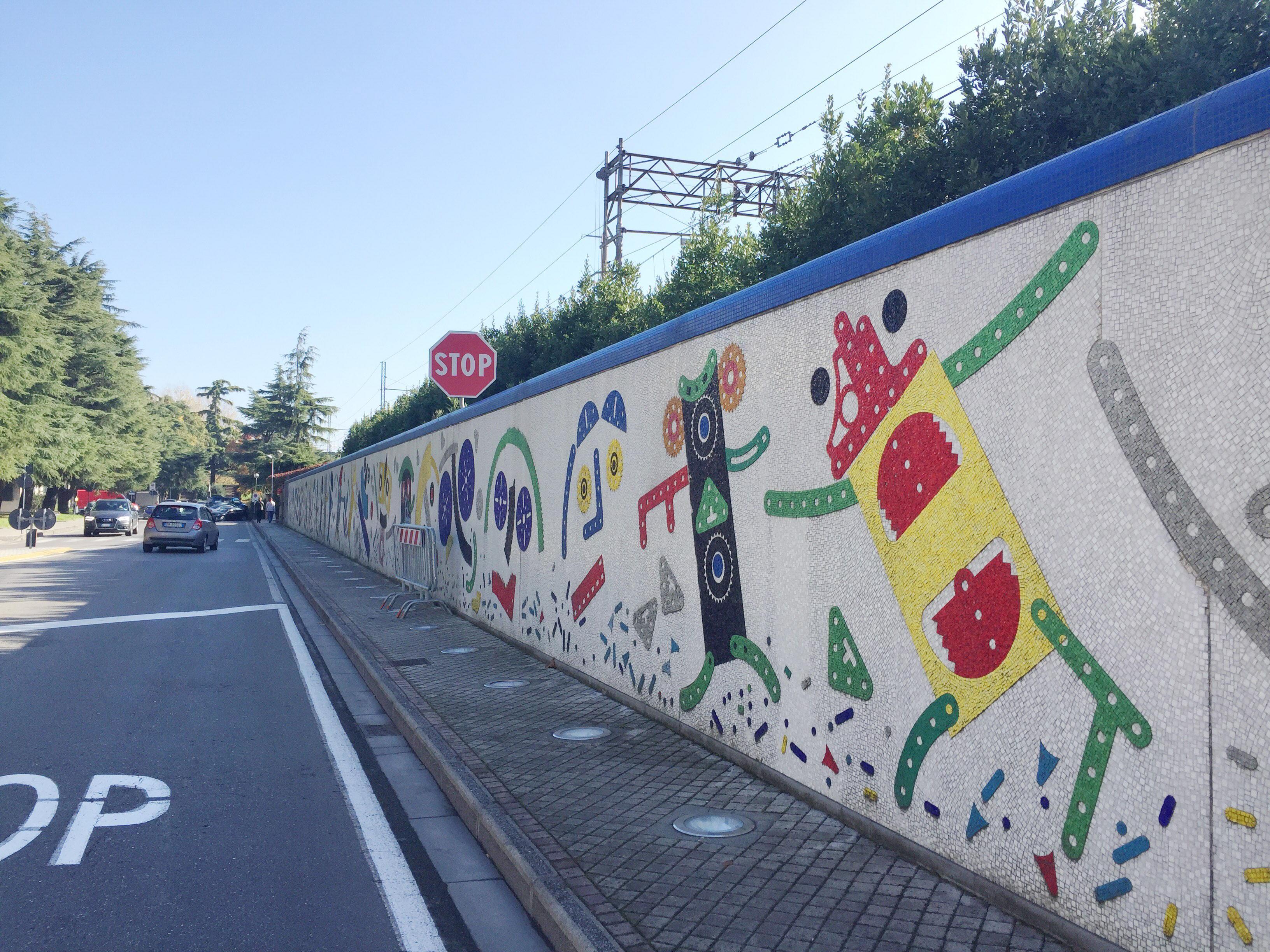 Uno scorcio del Muro di Baj in viale Risorgimento a Pontedera (Foto Franco Silvi)
