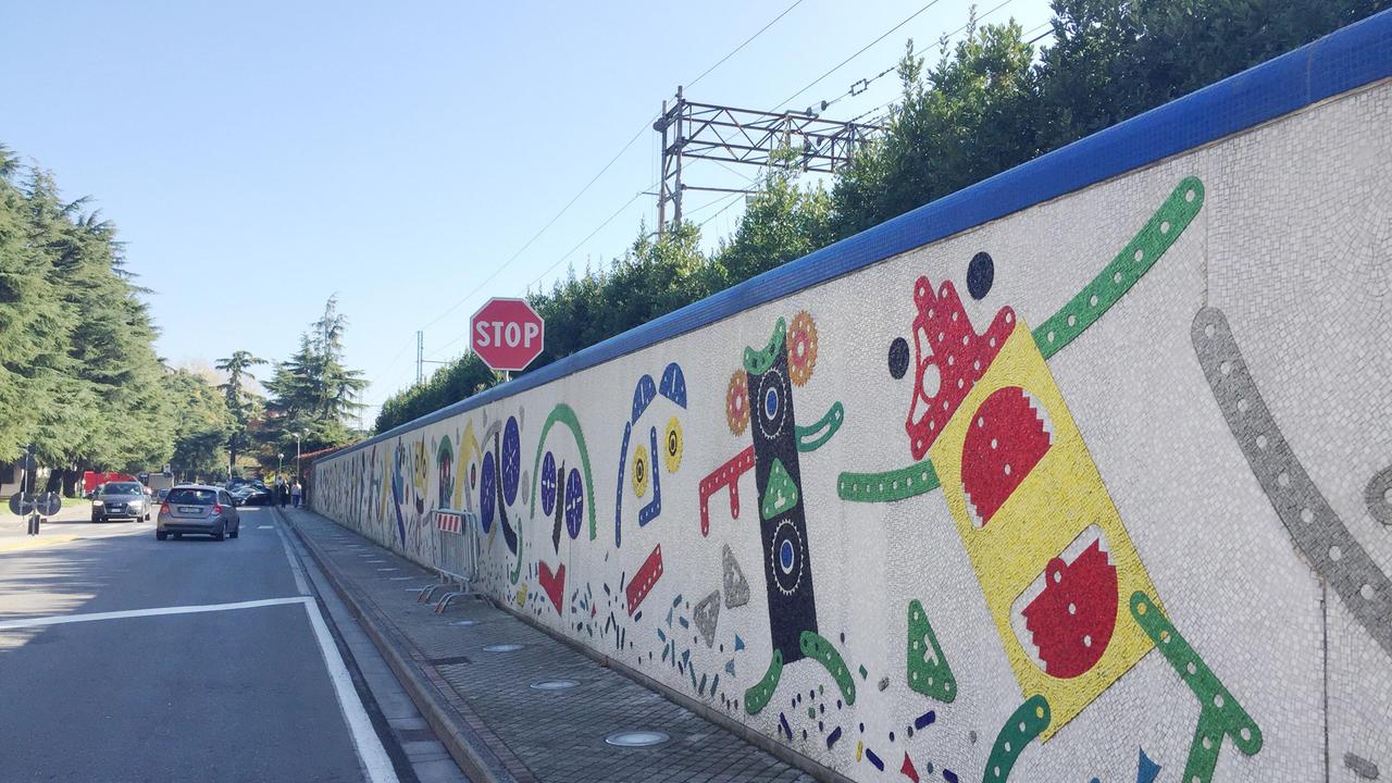 Uno scorcio del Muro di Baj in viale Risorgimento a Pontedera (Foto Franco Silvi)