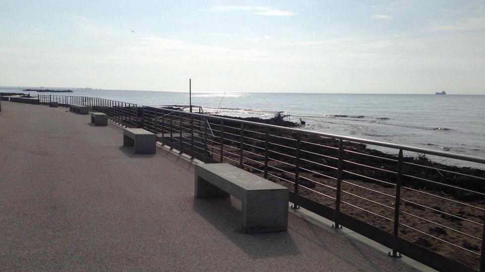 Terminato il cantiere sul lungomare Colombo, sistemati i nuovi arredi urbani