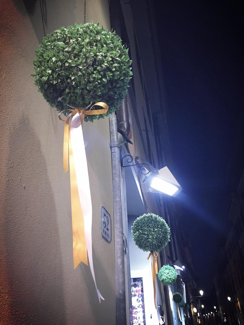 I fiocchi gialli e bianchi apposti in via Muzzi