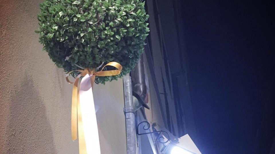 I fiocchi gialli e bianchi apposti in via Muzzi