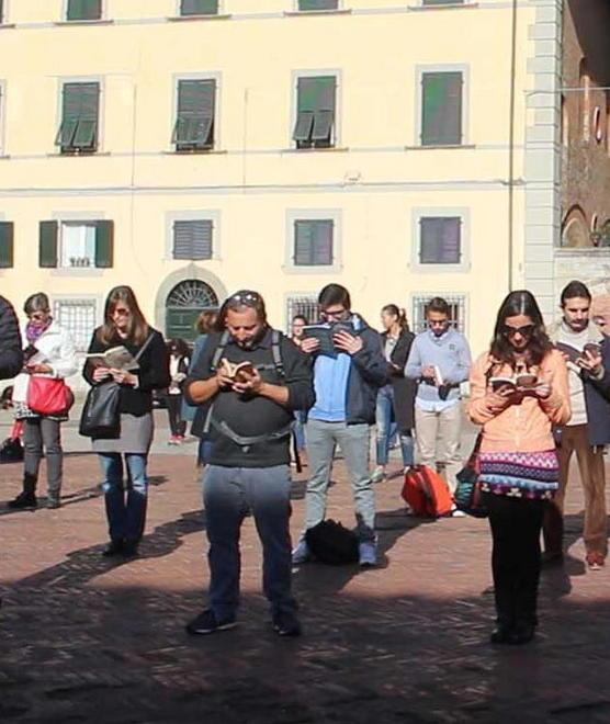 Slogan colorati contro il silenzio 