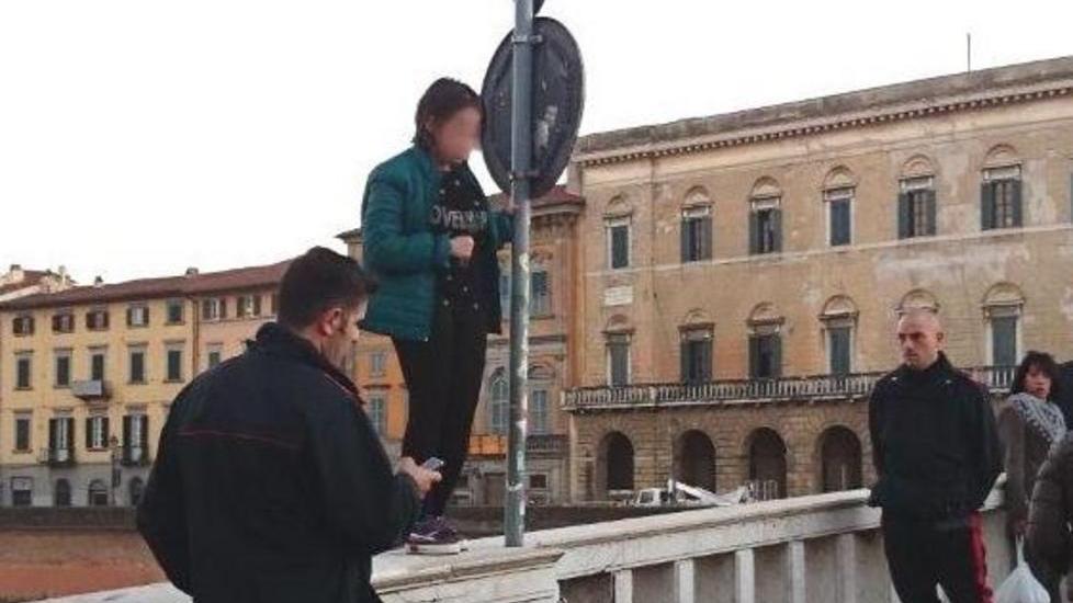 Carabinieri eroi salvano aspirante suicida