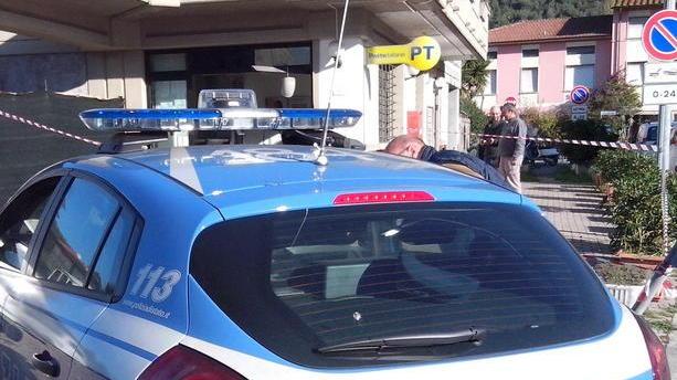 Portano via il bancomat col carroattrezzi
