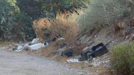 Amianto in strada protestano i 5 Stelle