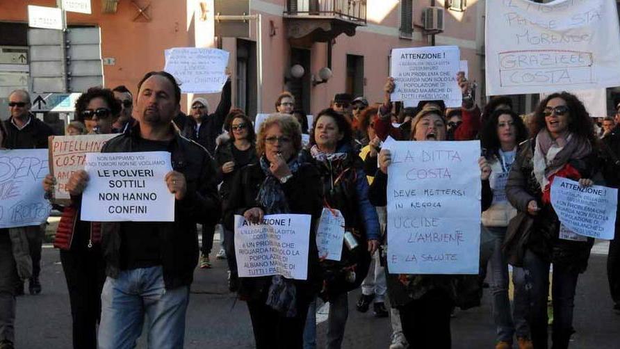 La marcia dei No Costa «Vogliamo respirare aria pulita in città»
