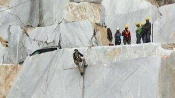 Lezioni in cava per gli acrobati del marmo