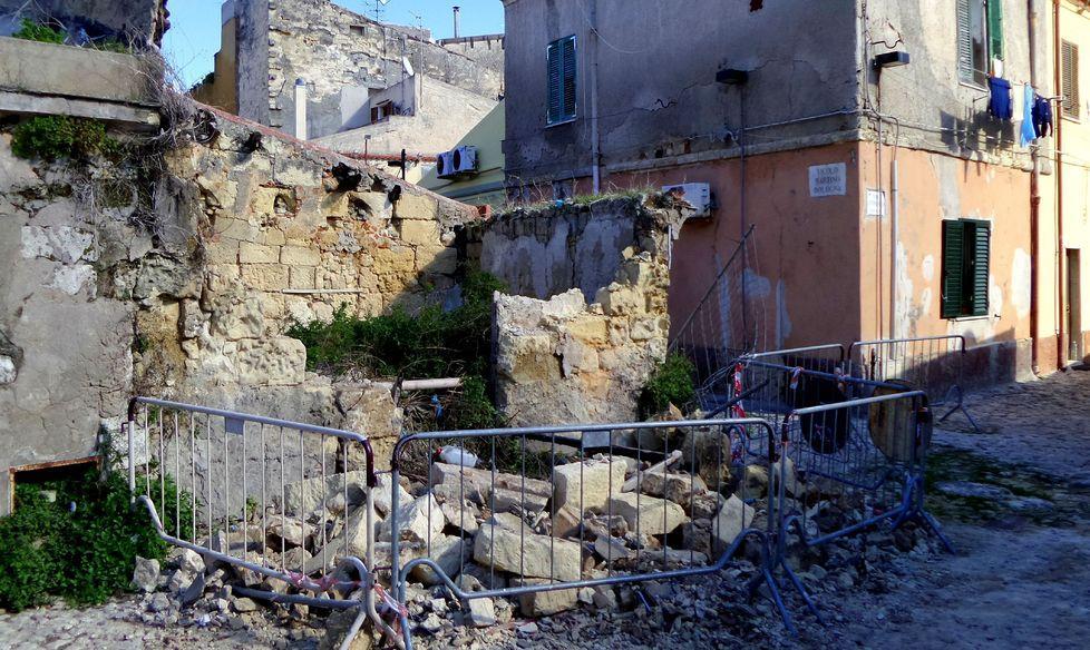 Crolla muro pericolante