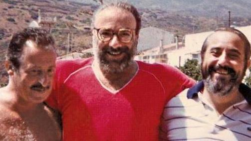 Claudio Lo Curto, pg della Corte d'appello di Sassari, abbraccia Paolo Borsellino e Giovanni Falcone