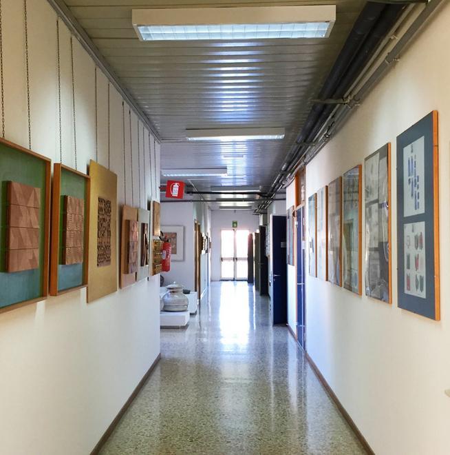La scuola diventa galleria per aiutare i giovani artisti 