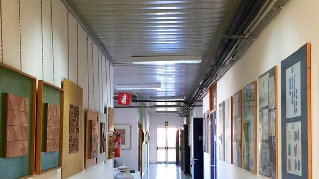 La scuola diventa galleria per aiutare i giovani artisti