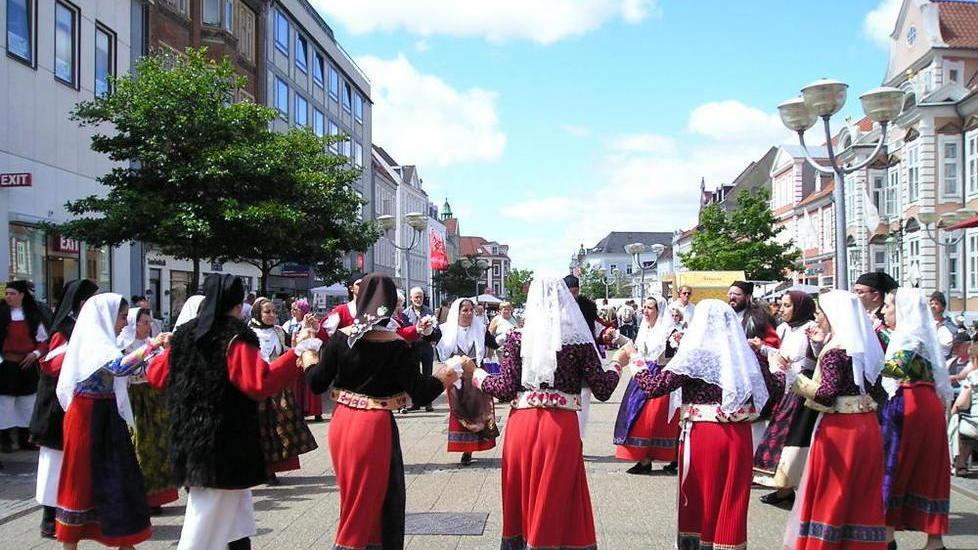Tra sughero, storia e folk il sole bacia le Cortes