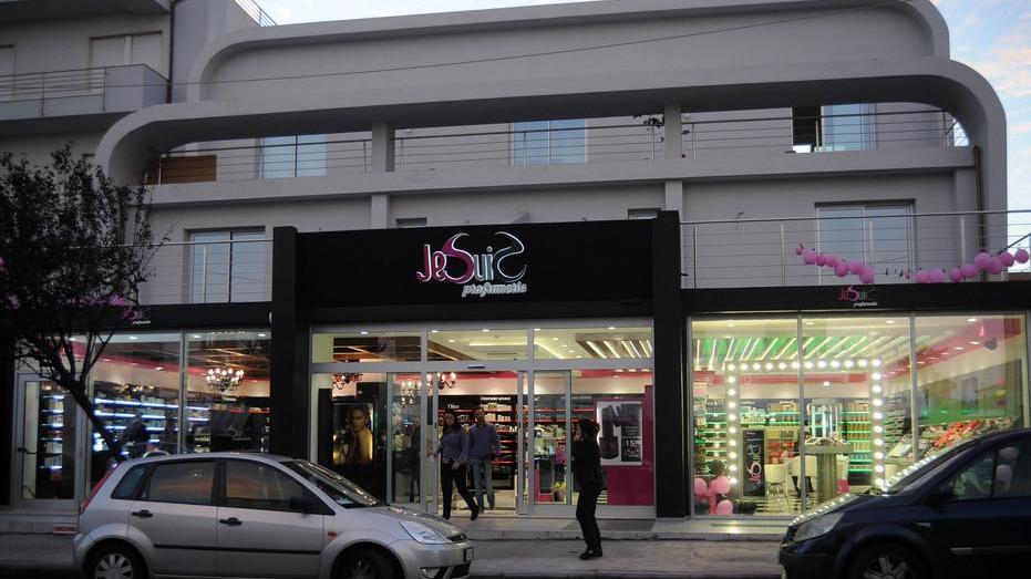 Il mistero “JeSuis” in viale Aldo Moro: è una profumeria