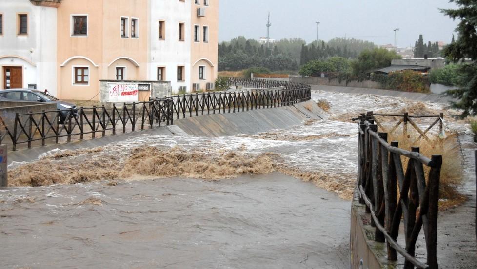 L'esondazione di un fiume durante l'alluvione del 2013