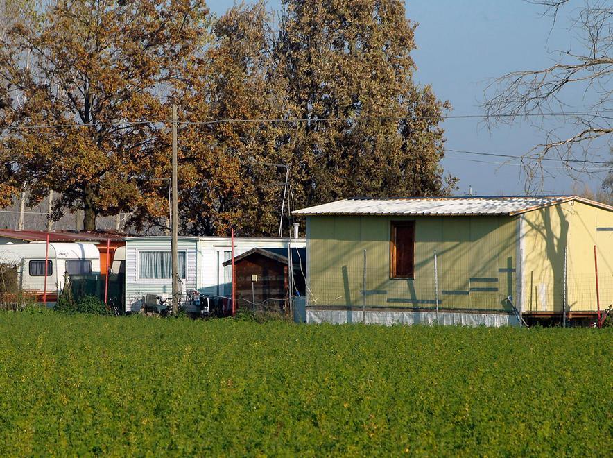 Nel campo rom palestra con attrezzi rubati 
