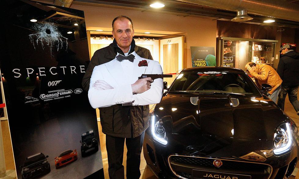 La Jaguar di James Bond al Victoria