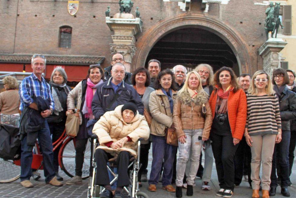 Il gruppo Facebook festeggia in piazza