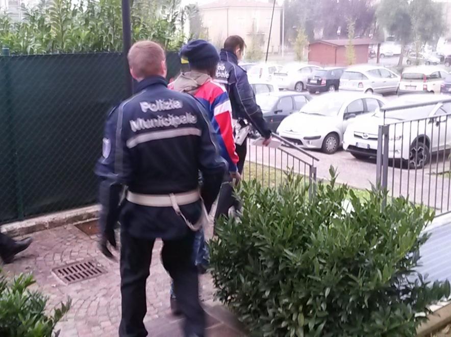 Parcheggiatore abusivo picchia un vigile e fugge 