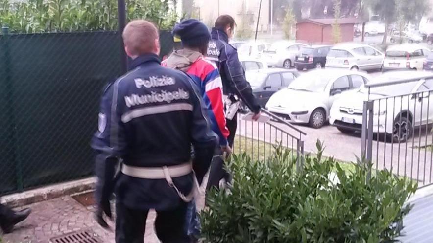 Parcheggiatore abusivo picchia un vigile e fugge