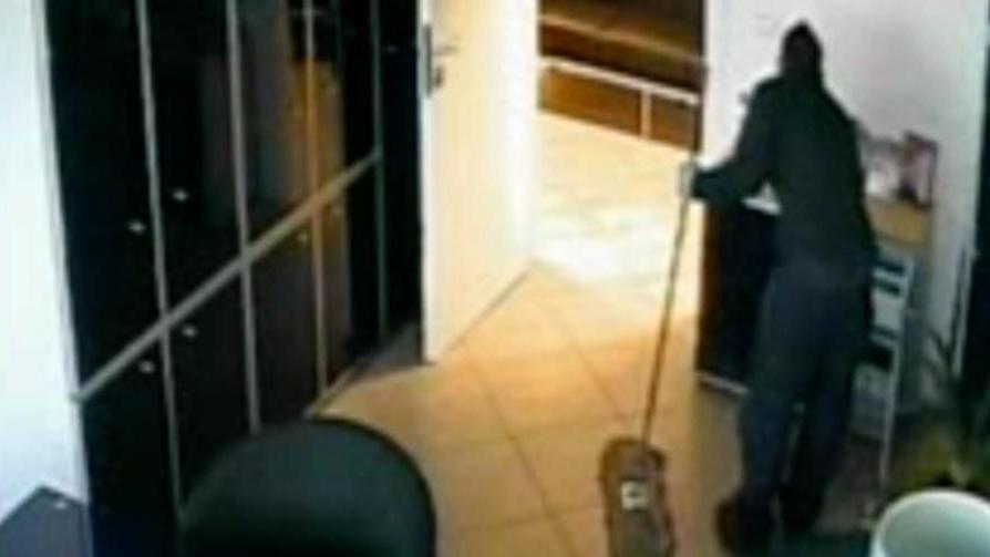 Svaligia l’abitazione mentre fa le pulizie